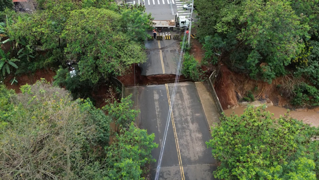 Chuva causa novo desabamento em ponte interditada no bairro San Marino em Santa Bárbara d’Oeste