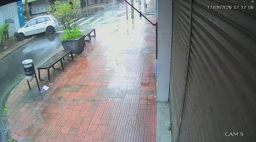 CARRO PERDE CONTROLE E BATE EM BANCO NA CALÇADA, EVITANDO ATROPELAMENTO DE PEDESTRE NO CENTRO DE PIRACICABA