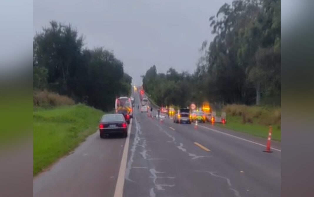 Motociclista sofre ferimentos graves em colisão com carreta na SP-255 em Avaré
