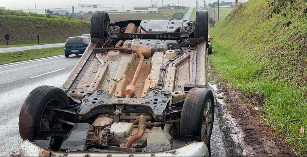 Carro capota na Rodovia Ernesto Paterniani e causa lentidão no Anel Viário de Piracicaba