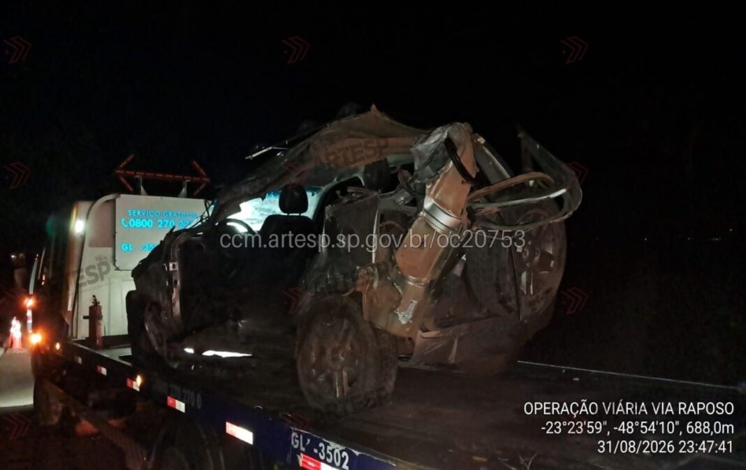 Duas mortes e 8 feridos em acidente com carreta, carro e van escolar na Raposo Tavares em Paranapanema