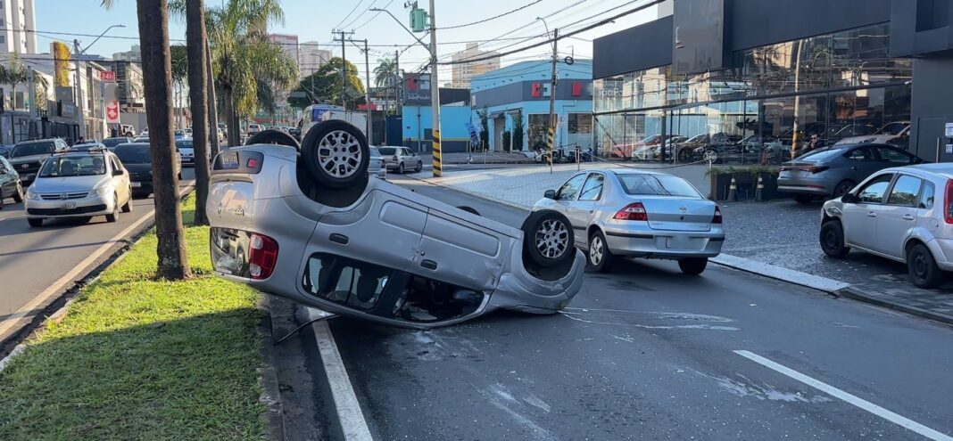 Carro capota após colisão na Avenida Independência e provoca lentidão no trânsito em Piracicaba