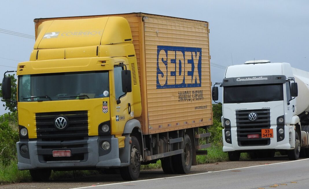 Quadrilha Bloqueia Caminhão dos Correios, Faz Funcionários Reféns e Leva Carga em Sumaré