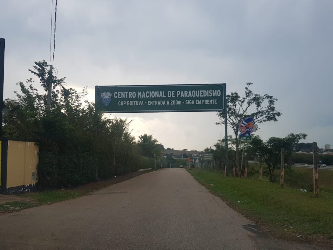 Paraquedistas sofrem acidentes em pouso forçado na Castello Branco após voo abortado