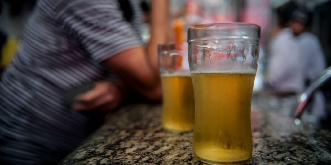Consumo de álcool e cigarro pode levar à cegueira irreversível, alertam especialistas
