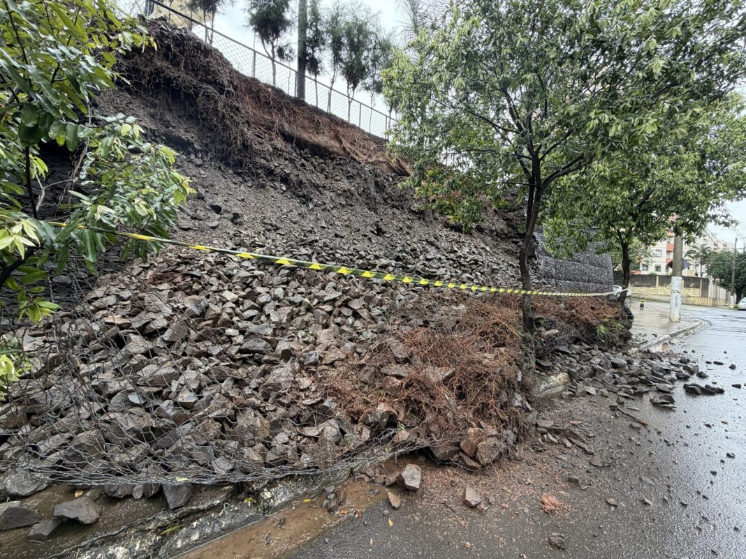 Fortes chuvas alagam vias, derrubam muro de escola e prefeitura convoca reunião emergencial em Americana
