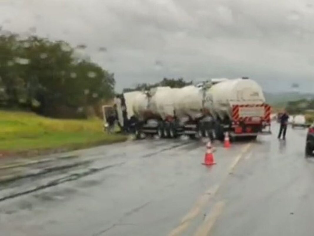Colisão entre carro e carreta resulta em morte na Rodovia João Hermann Neto, em Limeira