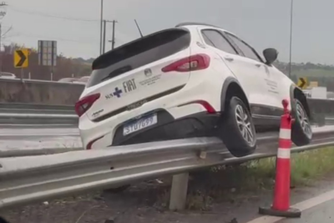 Carro de pacientes perde controle e fica preso em guard-rail da Rodovia Dom Pedro I, em Campinas