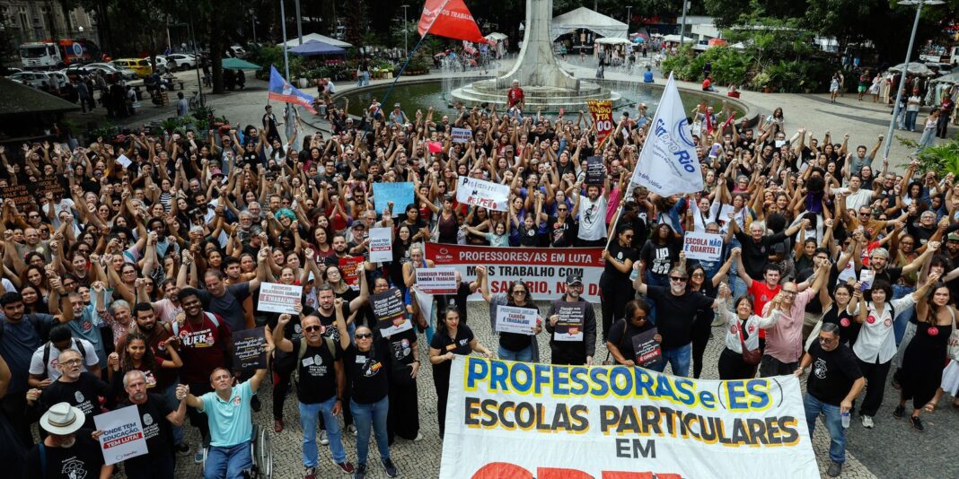 Professores de escolas particulares do Rio de Janeiro aderem a greve de 24 horas por melhores condições e salários