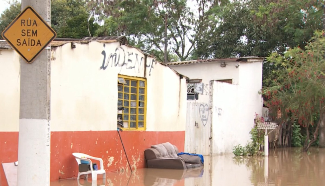 Rio Capivari começa a baixar após alagar bairros e deixar famílias desabrigadas: ‘Agora, é começar tudo de novo’, diz moradora