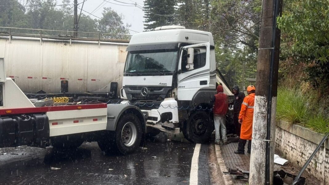 Motorista perde controle de caminhão e causa colisão com outro veículo e carro em Águas de Lindóia