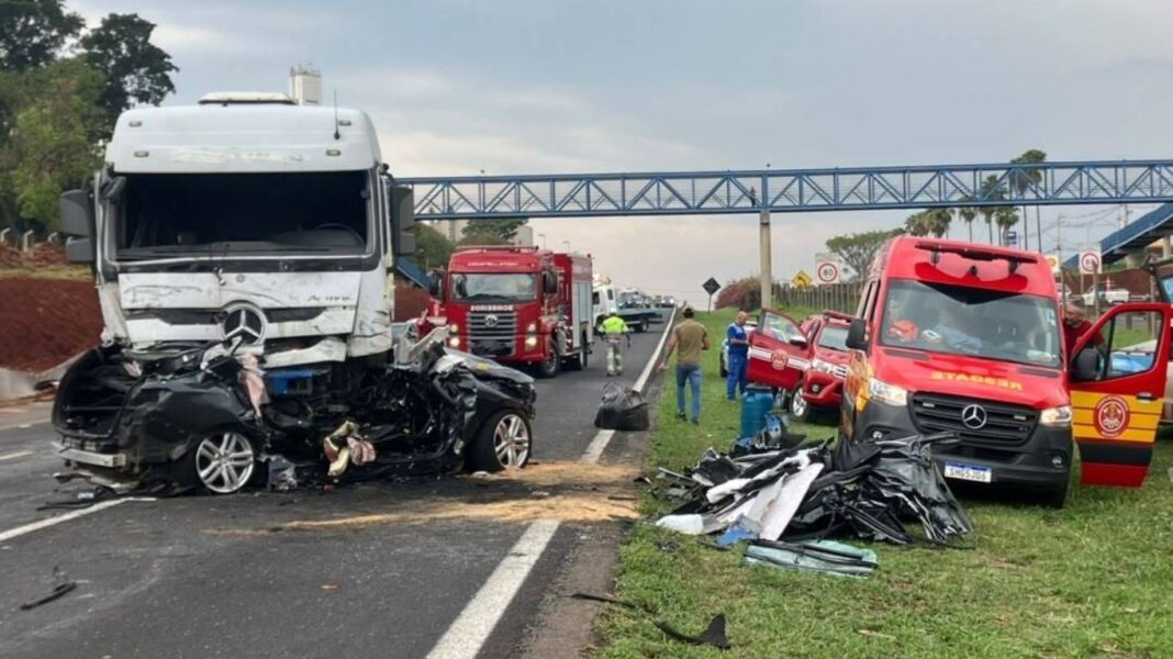 Colisão frontal entre carro e carreta na Rodovia Zeferino Vaz, em Paulínia, resulta em uma morte