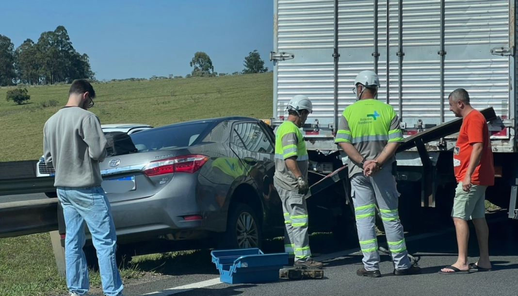 Colisão entre carro e carreta interdita faixa do Anel Viário de Valinhos e causa congestionamento