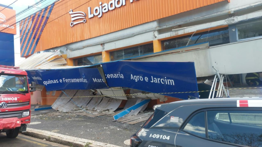 Cobertura de fachada de loja desaba na calçada em Marília, mas ninguém se ferte