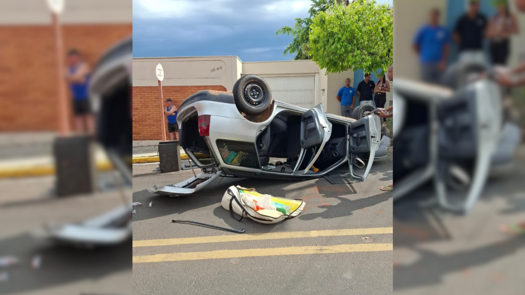 Carro capota após alta velocidade e colisão com caminhonete em Duartina