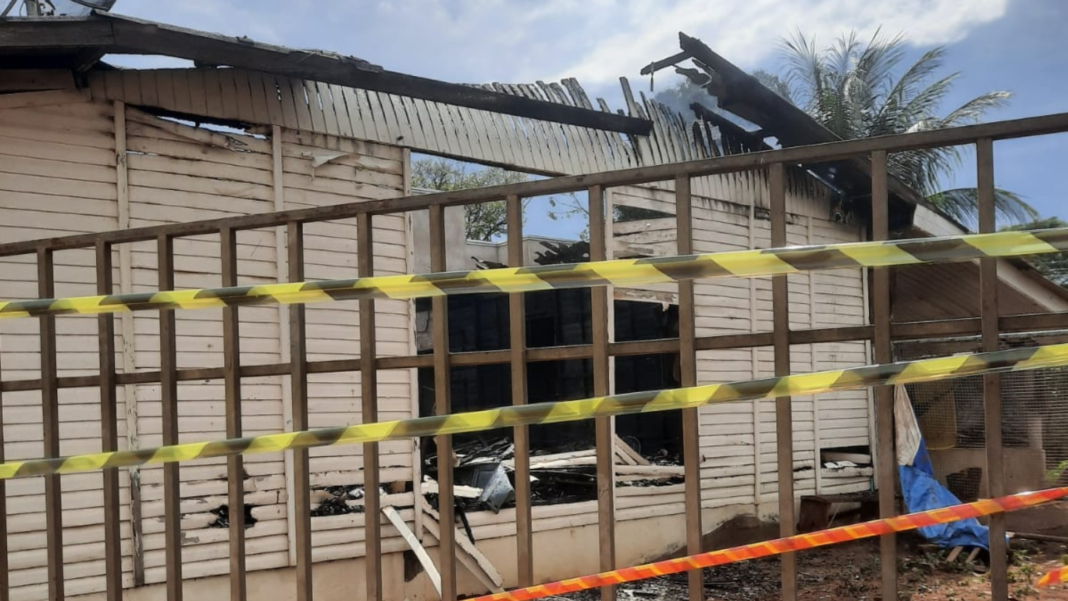 Incêndio em casa no distrito de Primavera mobiliza bombeiros em Rosana