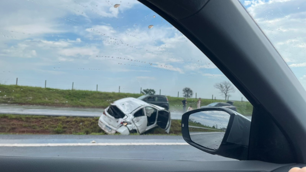 Carro capota após colisão com outros dois veículos em rodovia de Bauru