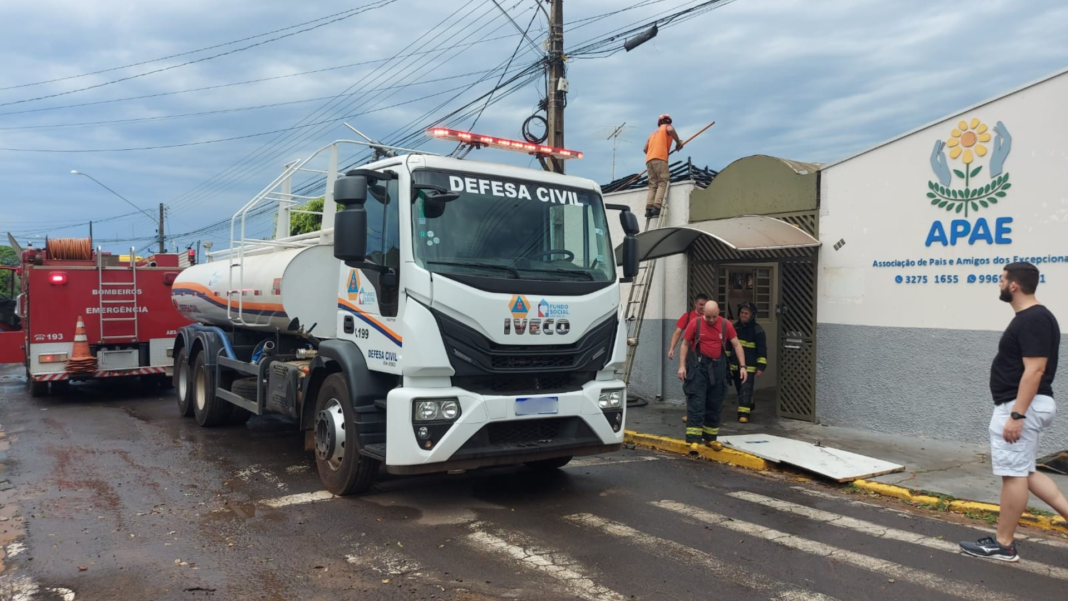 Incêndio destrói cinco salas da Apae de Martinópolis sem deixar feridos