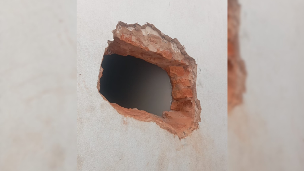 Criminosos abrem buraco em parede e furtam R$ 100 mil em joias e relógios em São Manuel