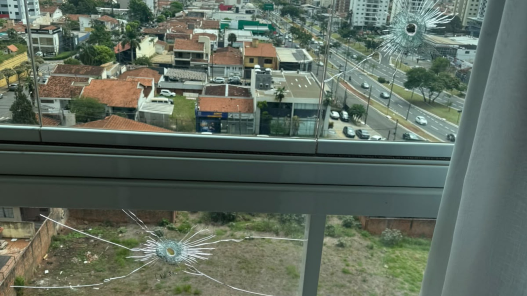 Médico armado escala prédio e invade apartamento da ex em Bauru; ele é socorrido baleado