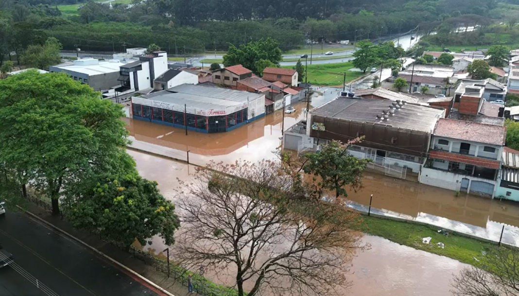 Temporal causa transbordamento do Ribeirão dos Toledos, alaga ruas e prende motorista em Santa Bárbara d’Oeste