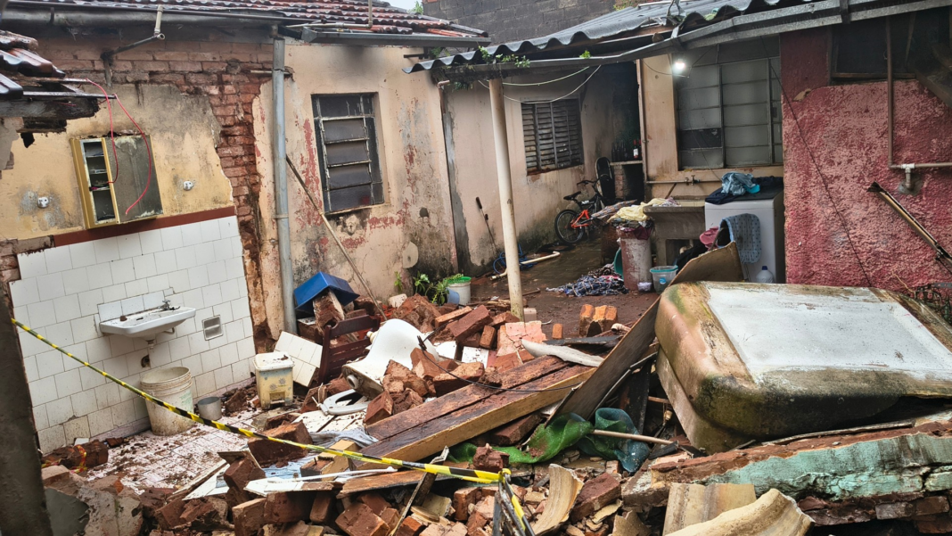 Chuva forte causa desabamento de casa em Botucatu e transtornos no centro-oeste paulista