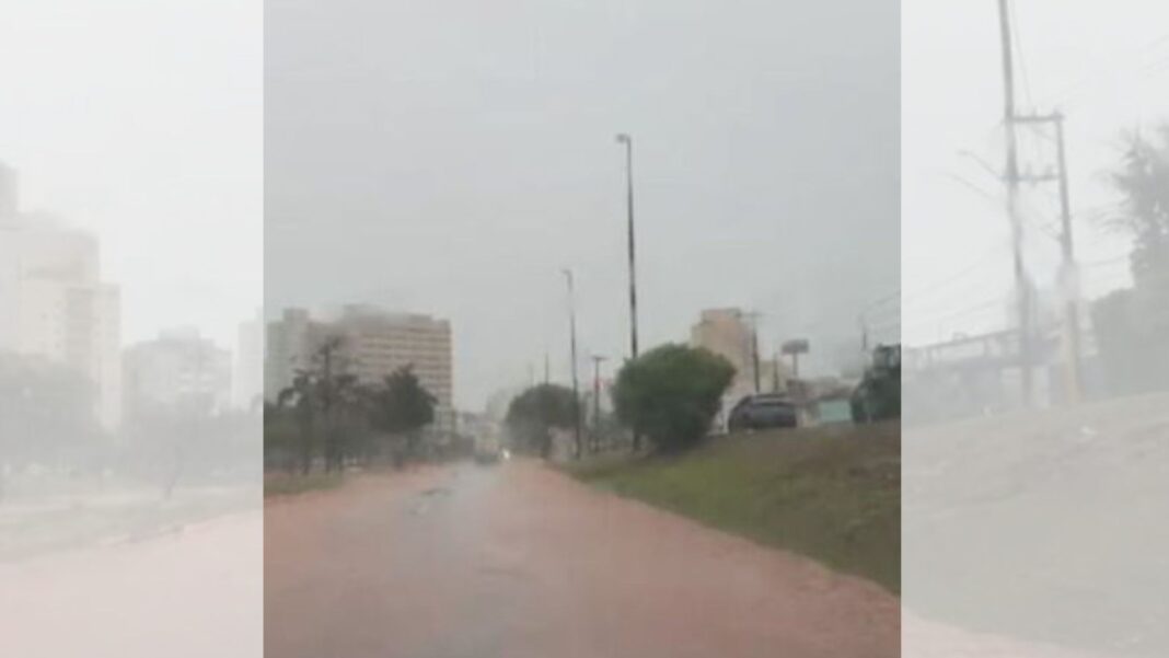 Chuva forte causa alagamentos em pontos da Avenida Nações Unidas em Bauru