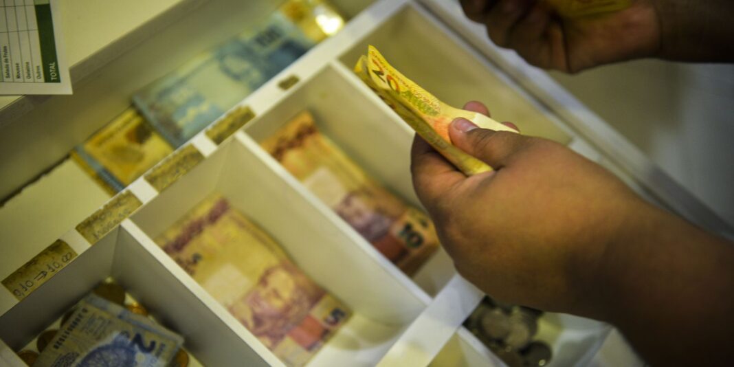 INPC registra deflação em agosto e acumula alta de 3,98% em 12 meses