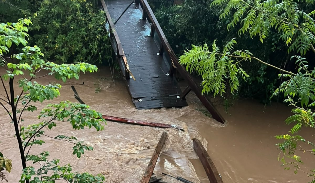 Chuva forte causa desabamento de passarela interditada há um ano em Socorro; estrutura tinha menos de 5 anos