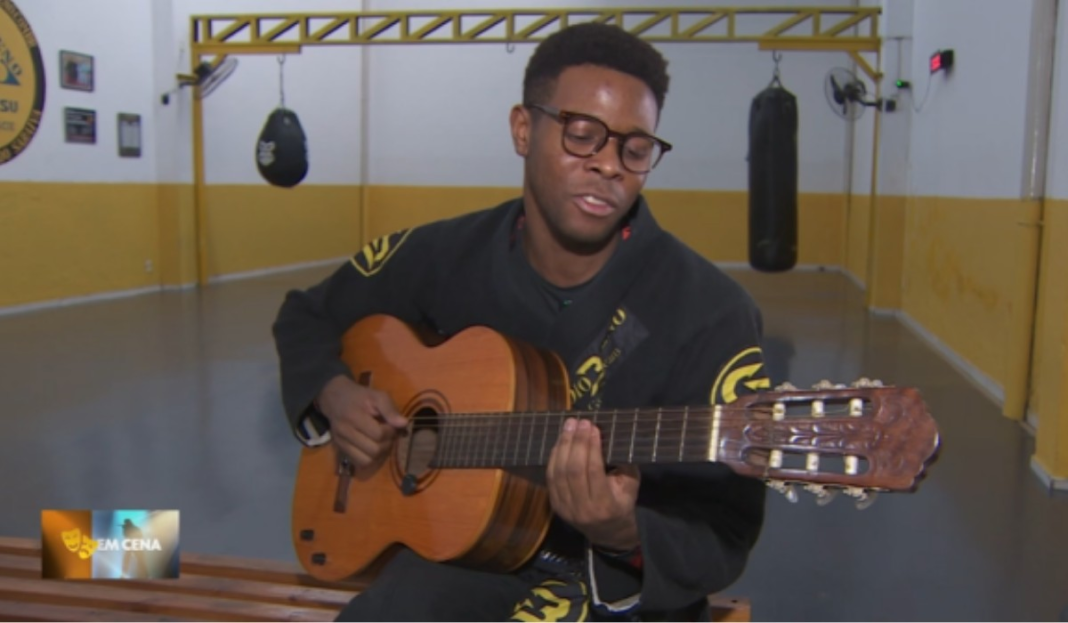 Ator de Campinas usa jiu-jitsu como preparo físico e mental para interpretar Gilberto Gil em musical