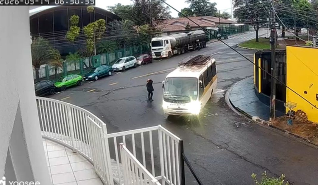 Mulher morre atropelada por ônibus em marcha à ré em Artur Nogueira; motorista tinha CNH vencida e categoria inadequada