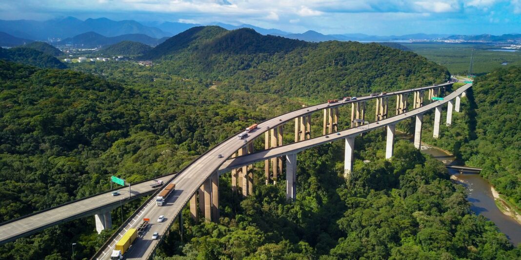 Brasil precisa dobrar investimentos para reverter déficit histórico em infraestrutura, aponta CNI
