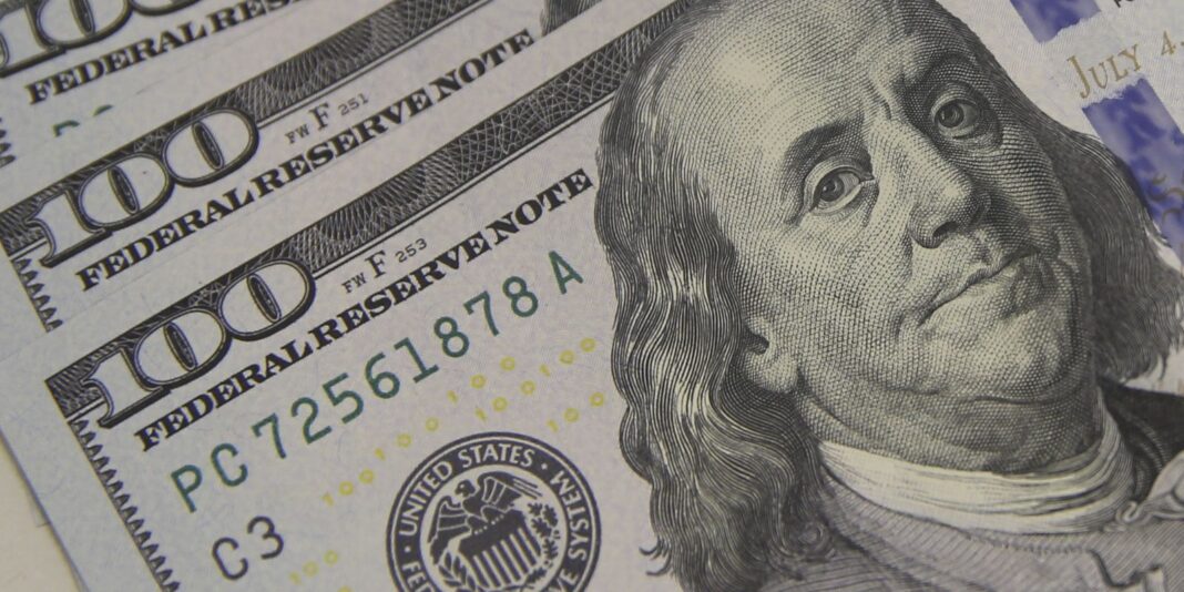 Dólar fecha em R$ 5,08 e registra menor cotação em um mês; Ibovespa sobe