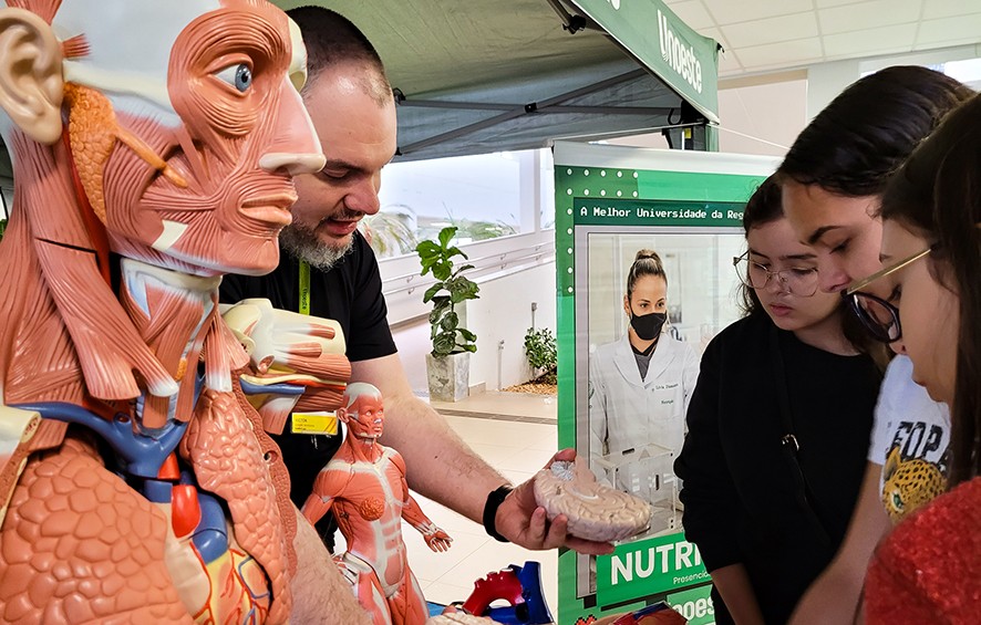Feira de Profissões em Jaú Auxilia Estudantes na Escolha de Carreira com Atividades Práticas