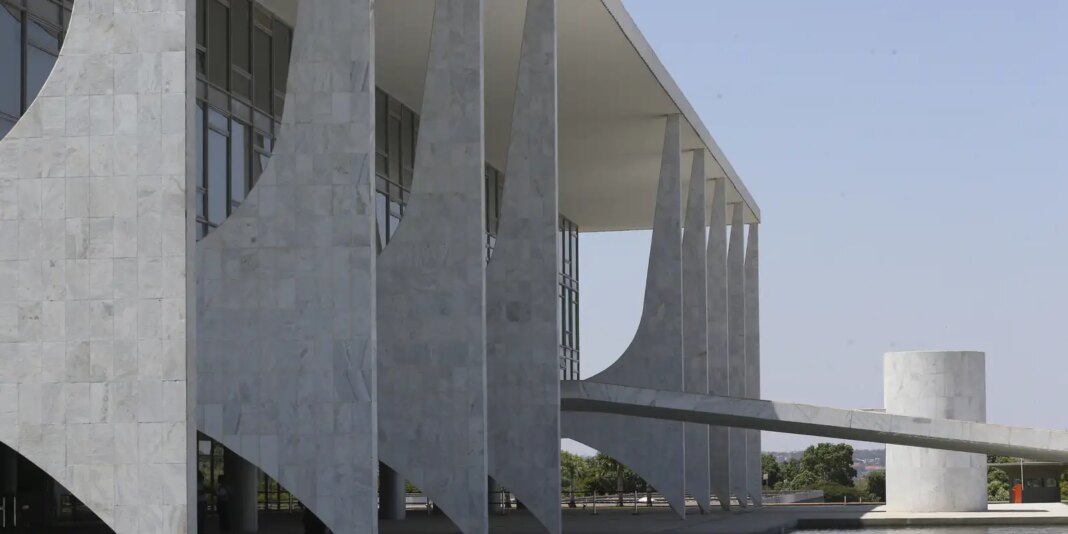 Governo Sanciona Isenção de Imposto para Compras Internacionais de Até US$ 50