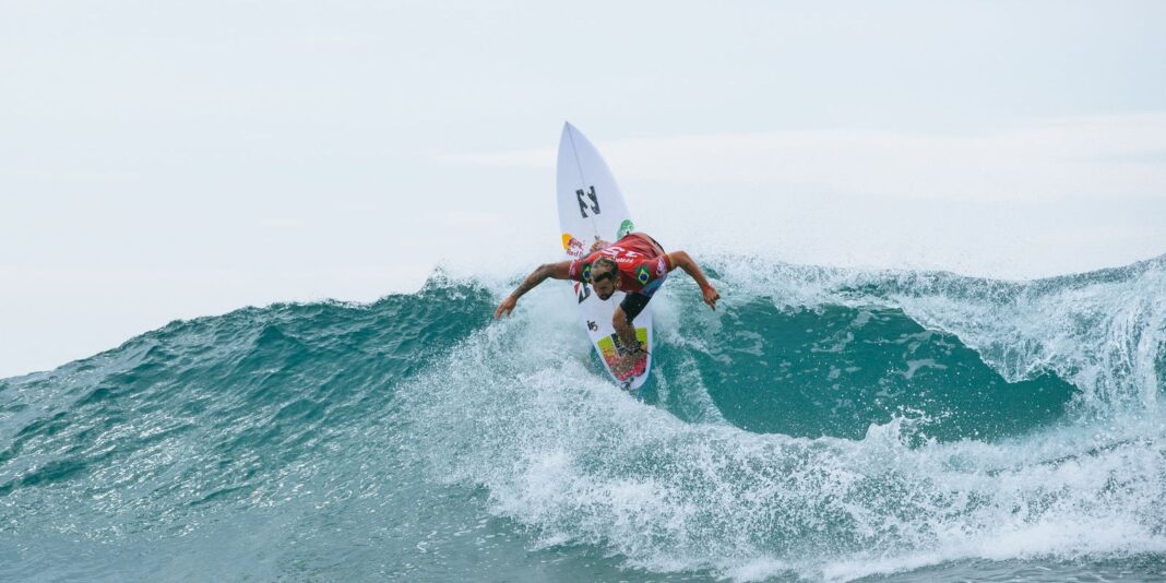 WSL Cancela Etapa de Abu Dhabi do Circuito Mundial de Surfe Devido a Restrições Logísticas