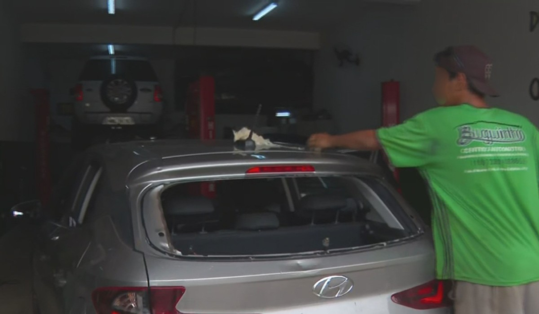 Granizo do tamanho de bola de golfe causa estragos e aumenta procura por reparos em oficinas de Presidente Epitácio