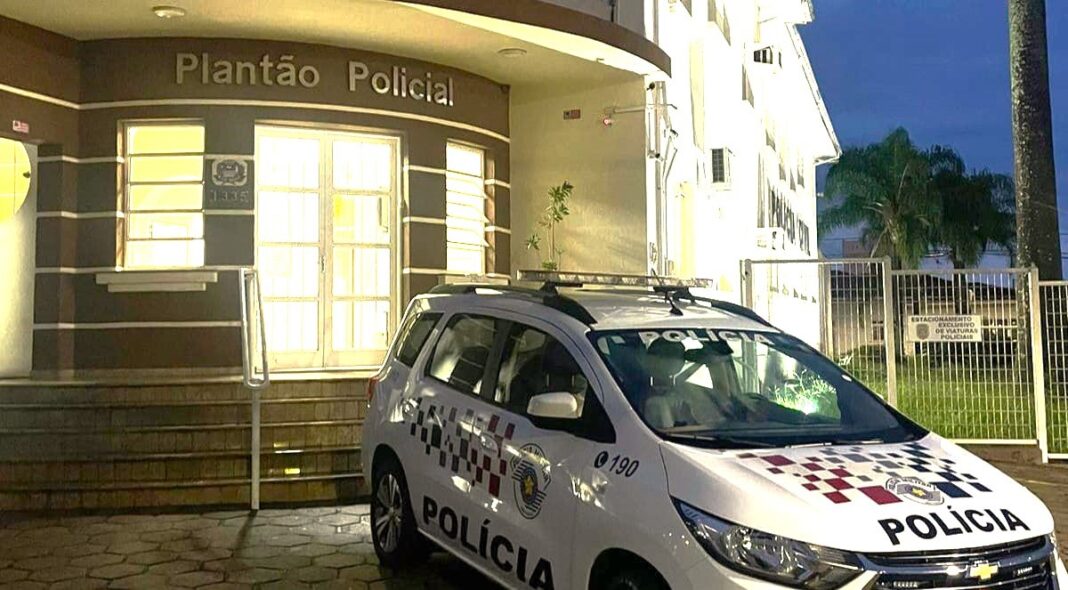 Ônibus é alvo de tiros e sofre tentativa de roubo com falsa viatura em rodovia no interior de SP