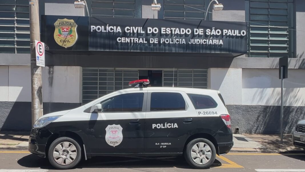 Trio invade residência em Garça, faz moradora refém e rouba 18 armas de coleção e dinheiro