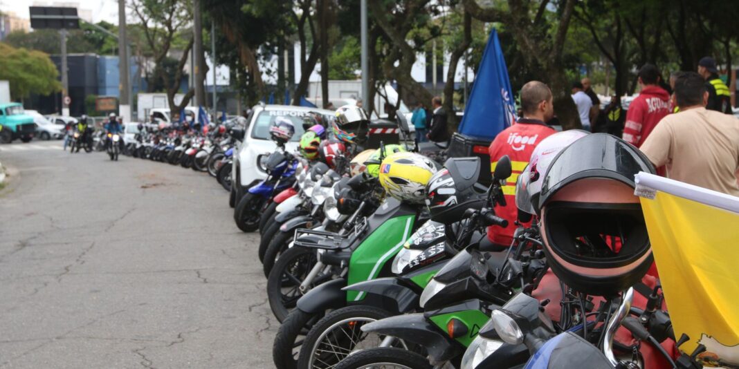 Apenas um em cada cinco motofretistas de aplicativos possui proteção previdenciária no Brasil