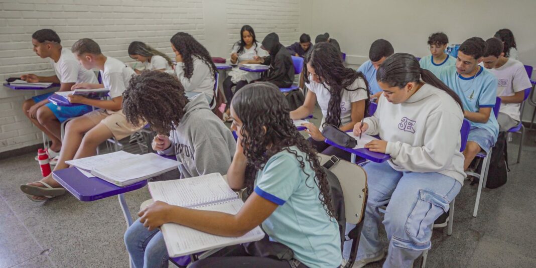 Brasil melhora desempenho escolar a longo prazo, mas ainda fica abaixo da média da OCDE