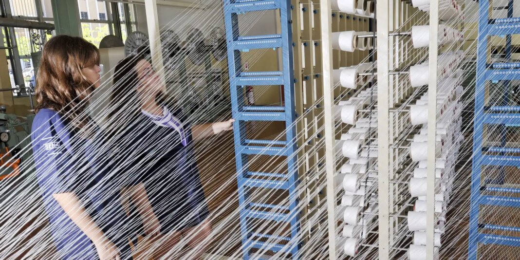 Faturamento da indústria de transformação recua 2% em julho, aponta CNI
