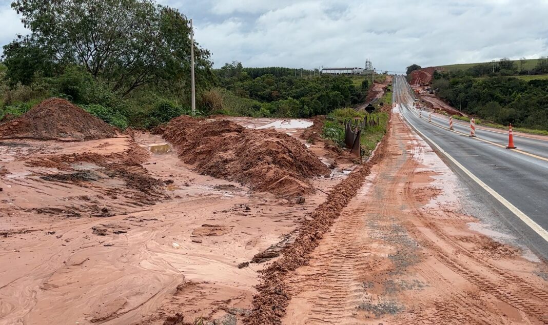 Temporal causa estragos na região de Piracicaba com alagamentos, quedas de árvores e rodovia bloqueada por lama