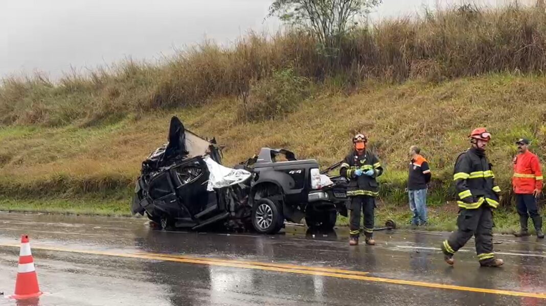 Colisão fatal entre caminhonete e carreta na SP-133 em Limeira deixa dois mortos