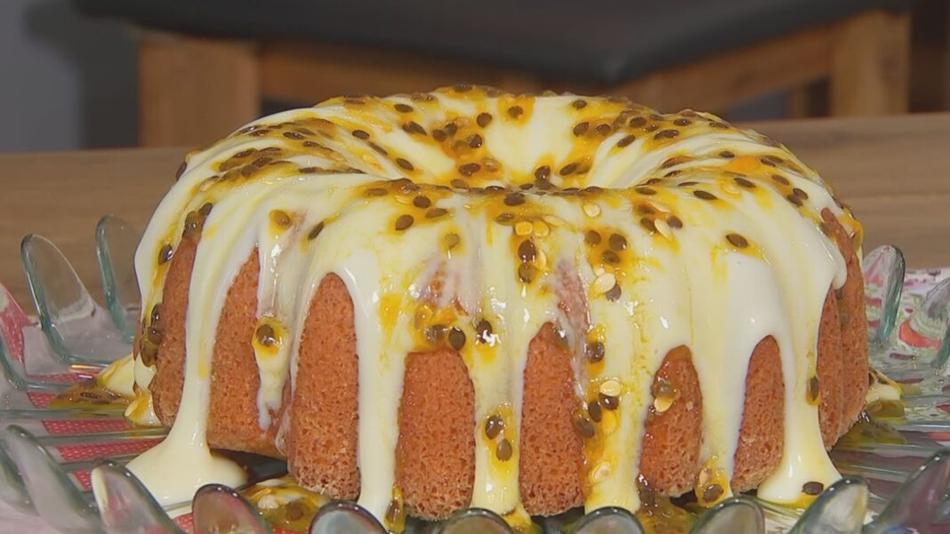 Receita Nosso Campo ensina preparo de bolo de maracujá com calda e chocolate branco