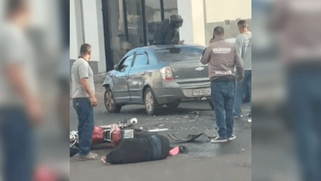 Motociclista é arremessado e fica sobre teto de carro após colisão em Botucatu