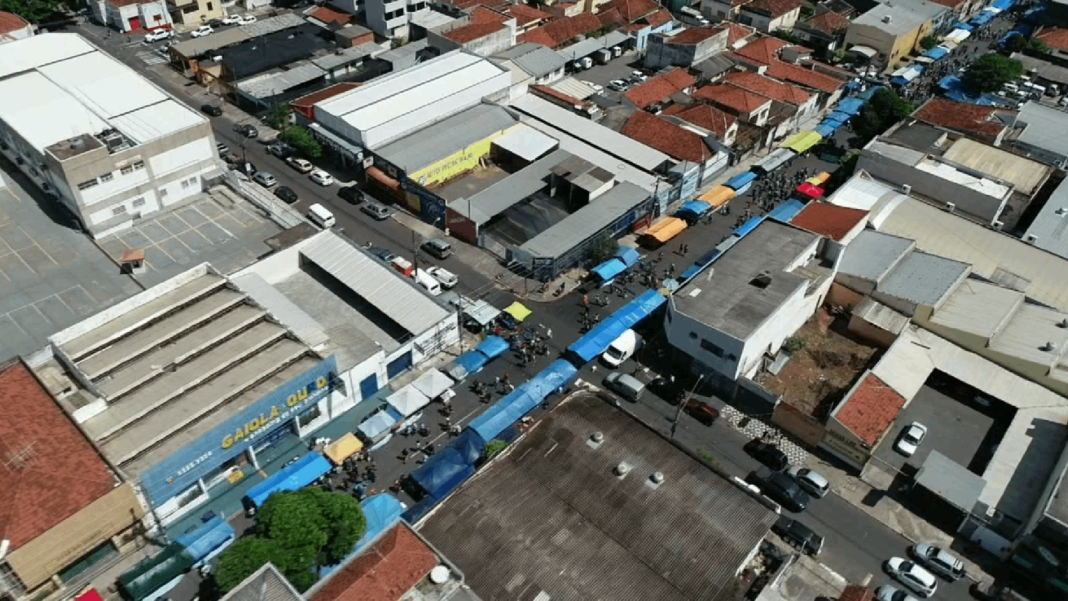 Homem é baleado na perna enquanto comia pastel em feira no Centro de Bauru