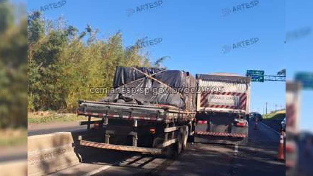 Colisão entre duas carretas bloqueia totalmente a Rodovia Raposo Tavares em Ourinhos