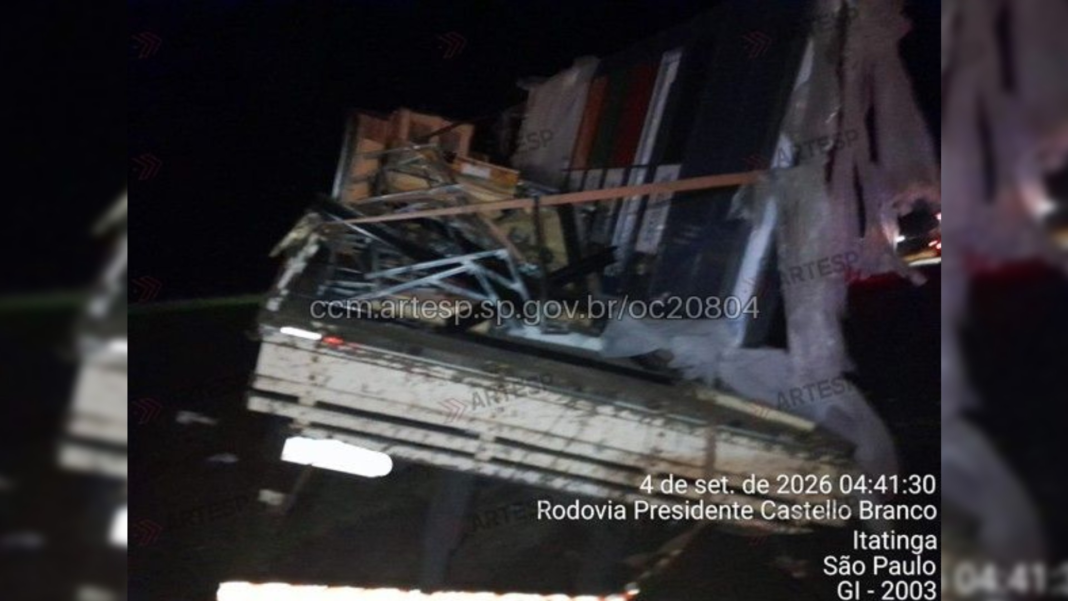 Passageira morre e duas pessoas ficam feridas em acidente entre caminhão e carreta na Castello Branco
