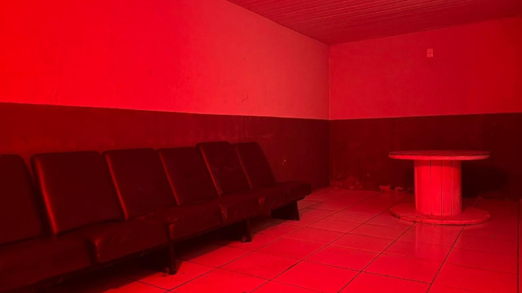 Cinema adulto com cabines privativas e bar atrai público diversificado em Bauru